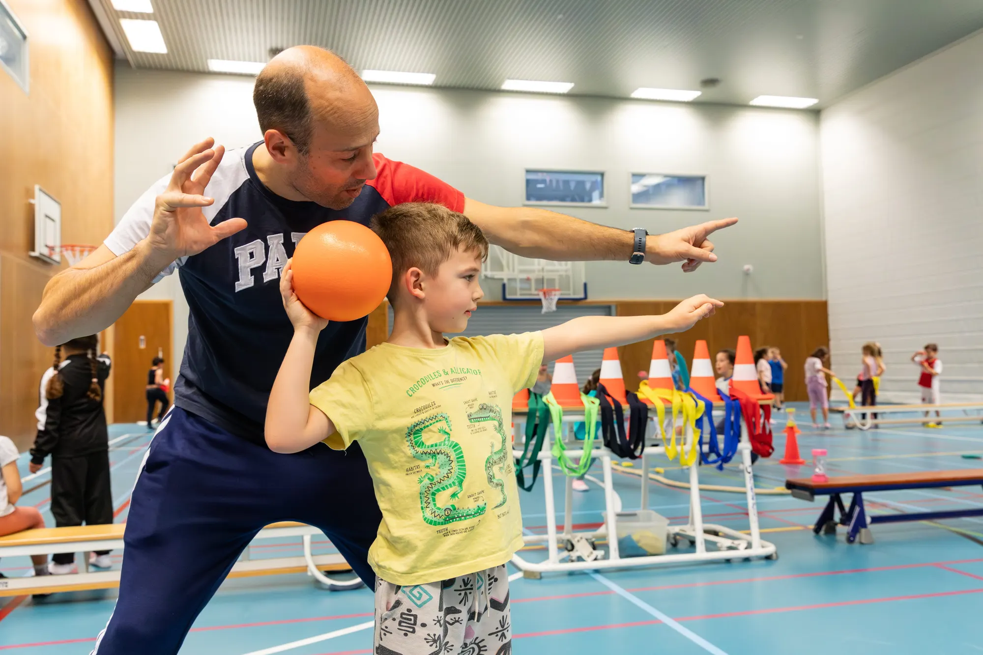 Leerkracht en leerling gym
