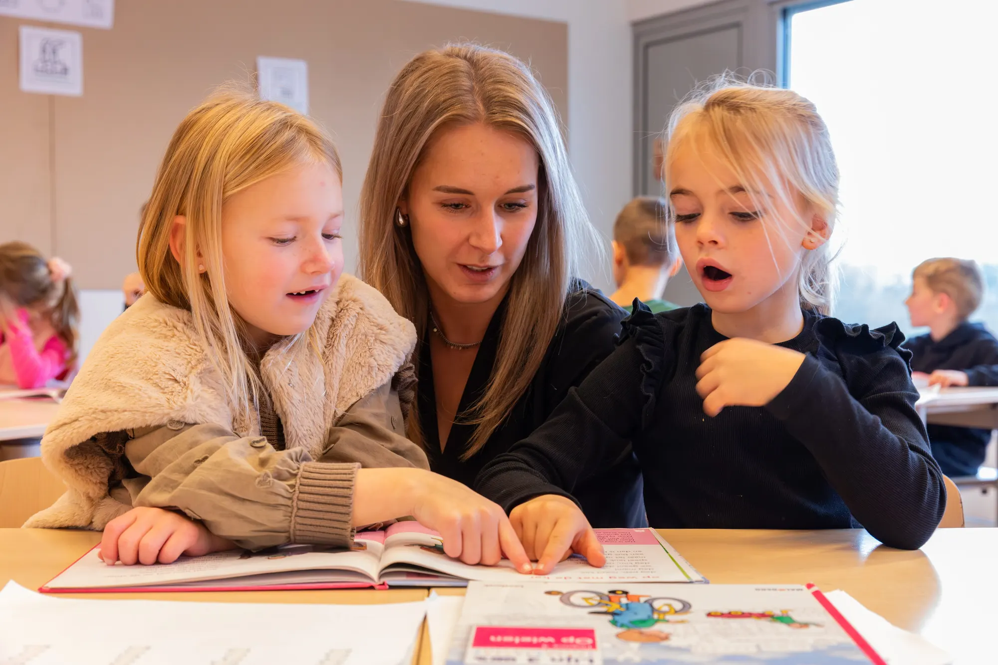 Leerkracht met leerlingen